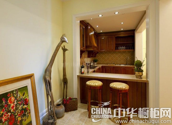 橱柜图片) 【经典的北美风情厨房】 餐厅和厨房在同一个空间内,区域之间互动感增强,活跃家庭氛围。吊灯是简化的巴洛克风格,搭配红木家具,显得融洽而自然。 橱柜吧台设计 【经典的北美风情厨房】 开放式厨房橱柜布局,是典型的北美家庭会采用的厨房形式,U型动线的一边是一个简餐区,兼具隔断的功效,过道上的摆画和一高一矮的长颈鹿打破空间中规中矩的节奏,注入鲜活的元素。